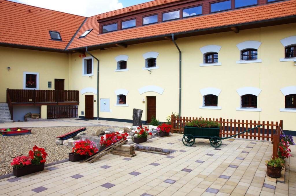 Hotel Pod Sluncem Trebiz Экстерьер фото